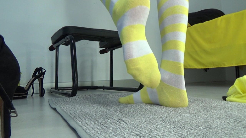 AnnaBUST: Con lăn tôn sùng chân lớn