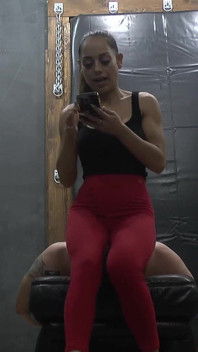 노예의 얼굴에 앉아 담배를 피우는 여주인 노미!