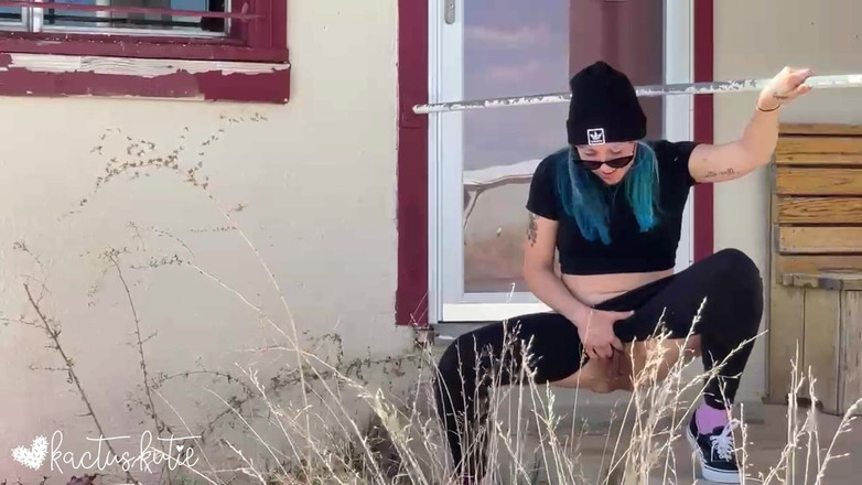 kactus kutie: Orinar en una ciudad abandonada