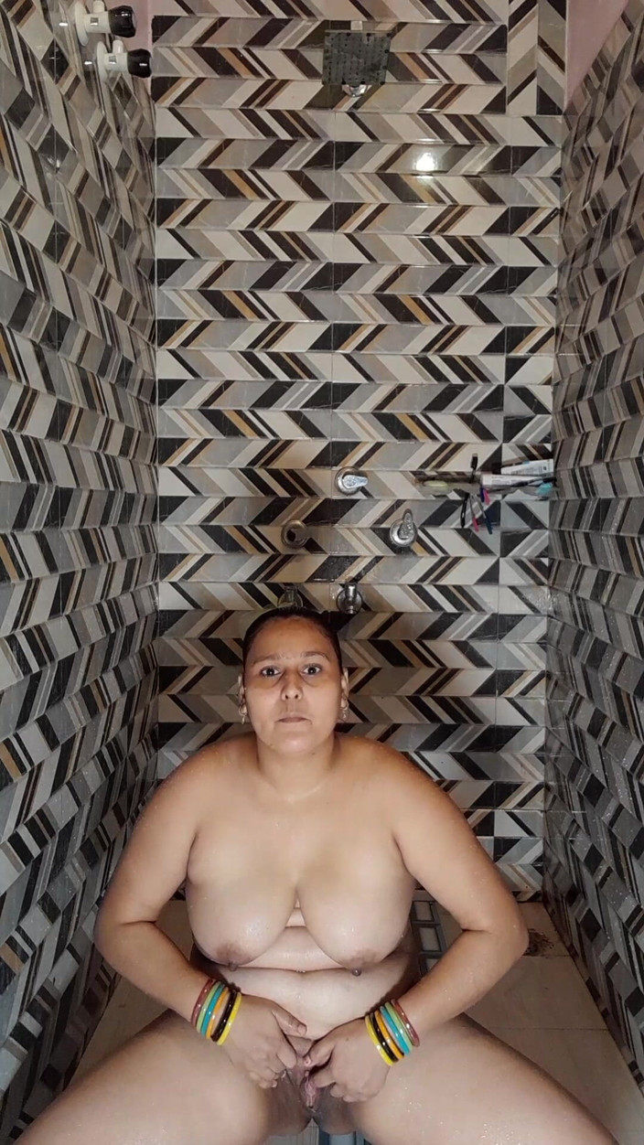 Puja555: पूजा भाभी बाथरूम डांस भोजपुरी