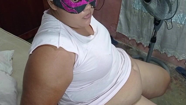 Gordita Culo Rico: Poszedłem masować macochę, a ona się napaliła.