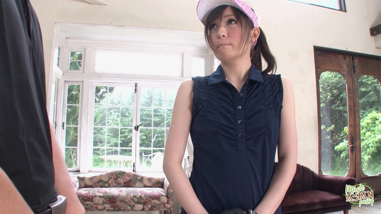 Magic Asian Pussy: Saat itu hujan, jadi dia harus berlatih golf di dalam...