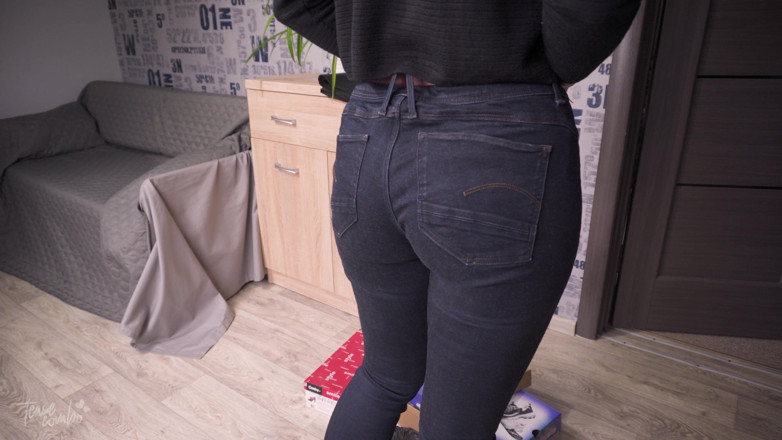 Teasecombo 4K: Guardando mamma calda con la linea di mutandine piegarsi e...