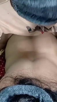 巻き毛の黒髪の浮気妻サラは、ハードで荒々しいアナルセックスをしています