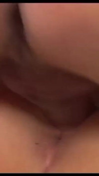 La sexy figa della bionda viene scopata con una sborrata in bocca