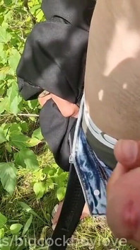 Un femboy au hasard me branle la bite et mange mon sperme dans un parc