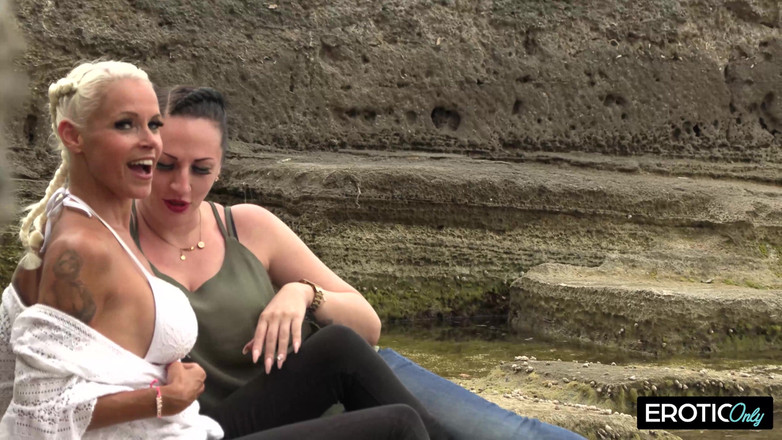 MILFFreaksX: दो गर्लफ्रेंड अपने हॉलिडे परिचित की सूंड चूसती हैं