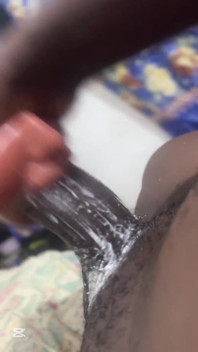 Dikke grote zwarte lul diep in de keel sextoy als een slaaf. Het kan hem niet schelen