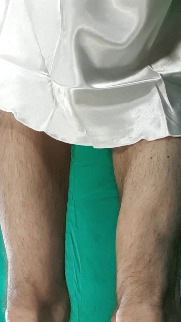 HeIsSooThin: Gele plaid string en satijnen witte nachtjapon