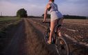 Teasecombo 4K: Їзда на велосипеді на відкритому повітрі та засвіт дупи в міні-спідниці