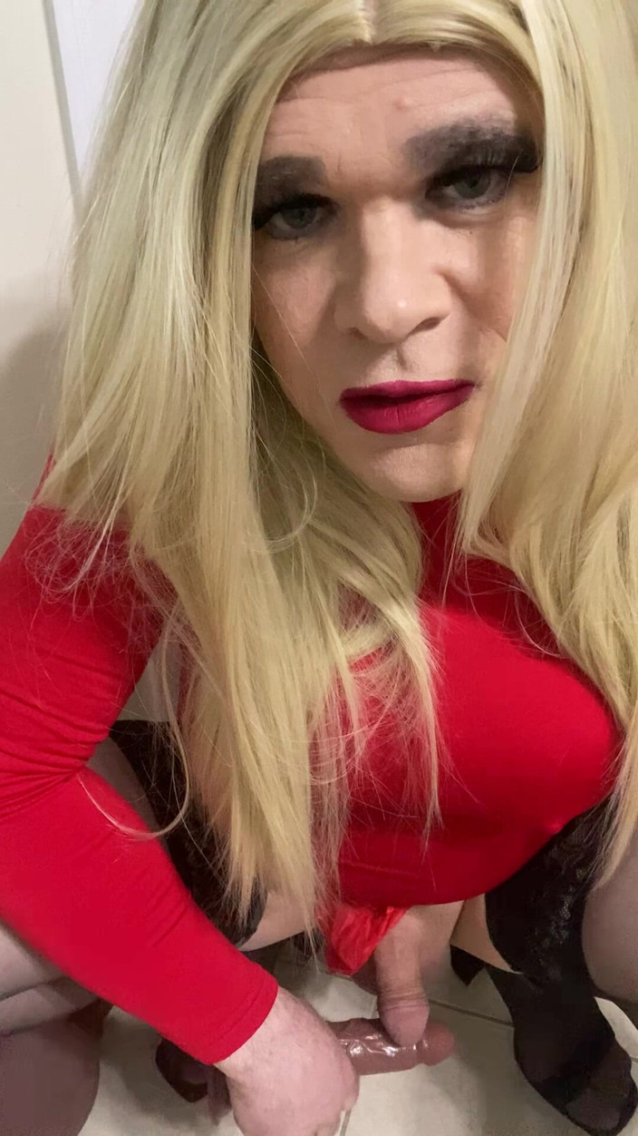 MadisonCD2025: Travestit excitat ejaculează pe un vibrator Hands Free Apoi suge...