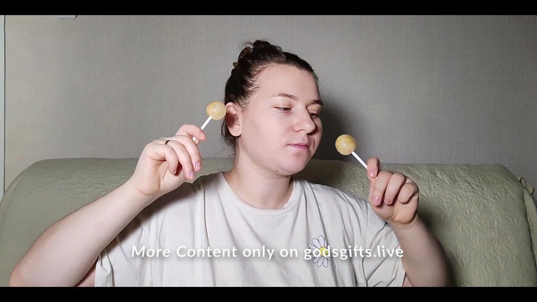 Godsgifts1: Aku suka banget nyepong lolipop dobel!