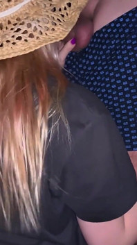 Mladá těhotná mléčná služebná saje chlapa z města a dostane sperma do kundičky