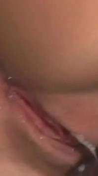 Brunette meid met mooie grote borsten geniet ervan om de pik van haar vriendin in haar poesje te nemen