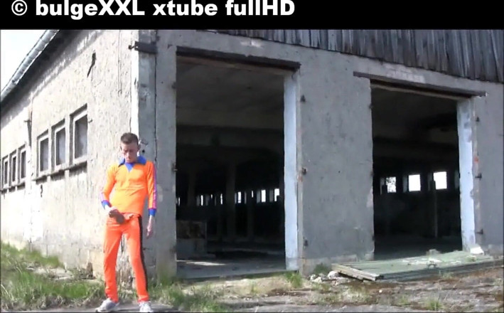 BulgeXXL: 야외 쇼오프 사정 대물 자지