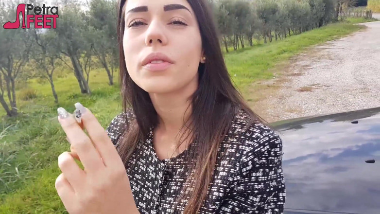 Smokin Fetish: Ao ar livre fumando charuto de morena sexy