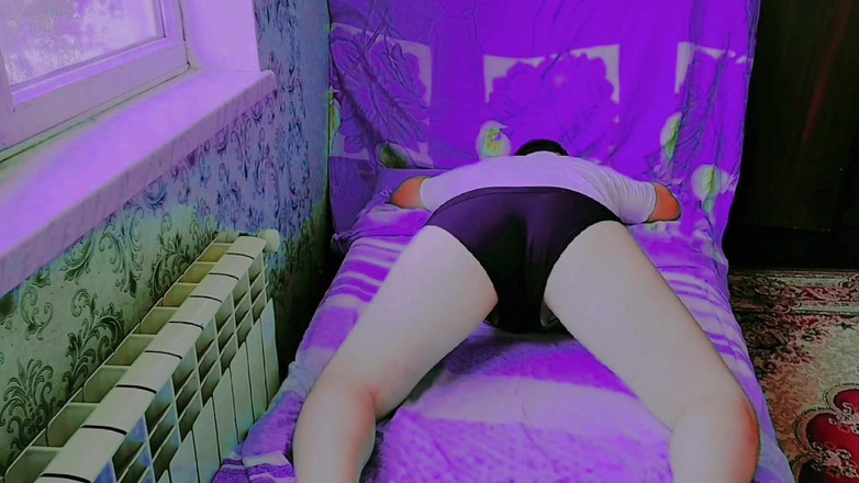 Kitty_Cross: Sevimli dükkanda şekerle poz veren çarpıcı transeksüel