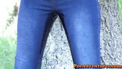 Pee Adventures: Čůrání v jejích džínách poblíž domu