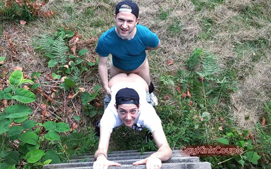 GayKinkCouple: Geyik standında açık havada anal dölleme