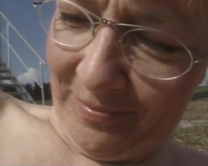 BB Video - Vintage Story: परिपक्व सुनहरे बालों वाली मैदान में हस्तमैथुन करती है