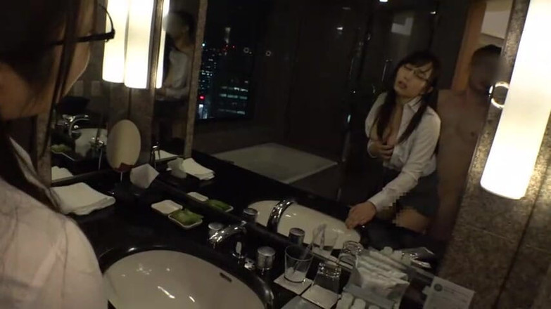 CherryBONBON: Sladká místnost tajného potěšení s neúprosným škádlením bradavek