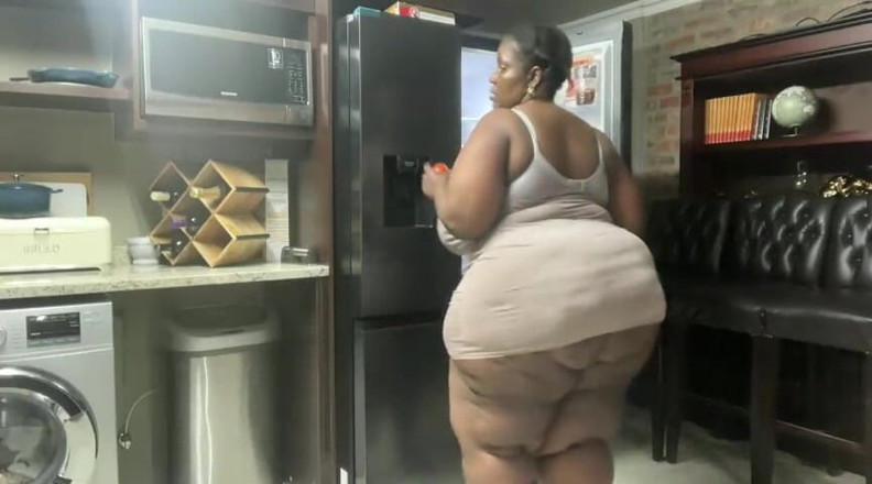 Legendary Booty Overdose: Matură sexy negresă gemând și dezbrăcându-se în bucătărie