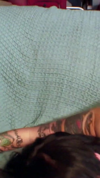 Dövmeli genç esmer siyah komşusunu sert sikiyor - siyah yarağı çok büyük