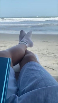 Plimbându-mă prin orașul Cartagena și apoi te așezi să adori picioarele mele mari așa cum le merit