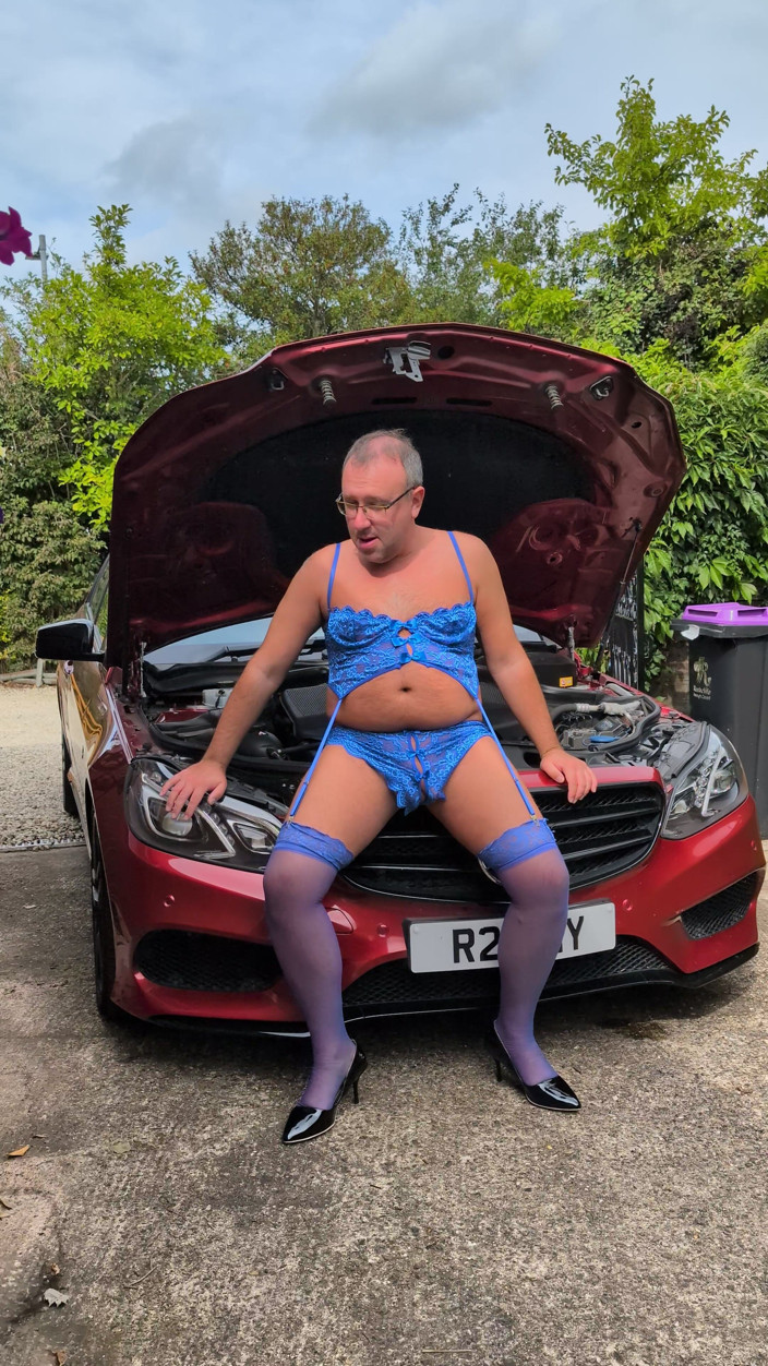 RichySissy69: Je m’amuse en éjaculant dans ma voiture