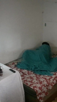 main kamre men ghus gaya, meri sauteli beti phlemengo gem dekh rahi thi aur mainne apni patni ke bagal men uske saath seks kiya