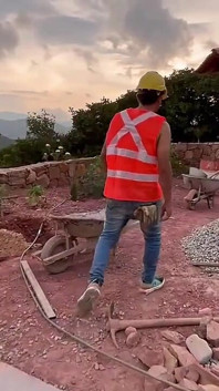 Wanita ini ngentot sama kuli bangunan gara-gara suaminya pergi bareng teman-temannya