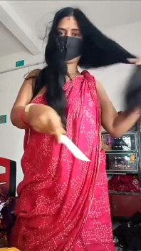 Indian Desi Beautiful Bhabi First Appearance on Cam
