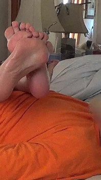 Ann krijgt hoofd, trekt dan af en laat hem klaarkomen op haar benen en voeten