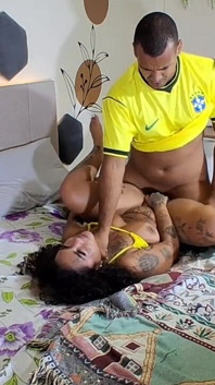 Regarder le match et baiser la bombasse