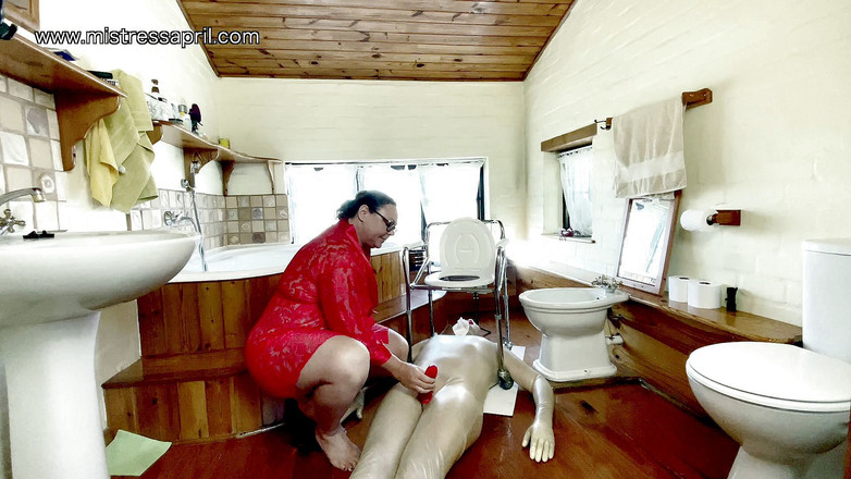 Mistress April: Dominatrix paní April - ranní povinnosti otroků