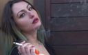 Super Heroines in Distress!: Nicole nghiện thuốc lá!