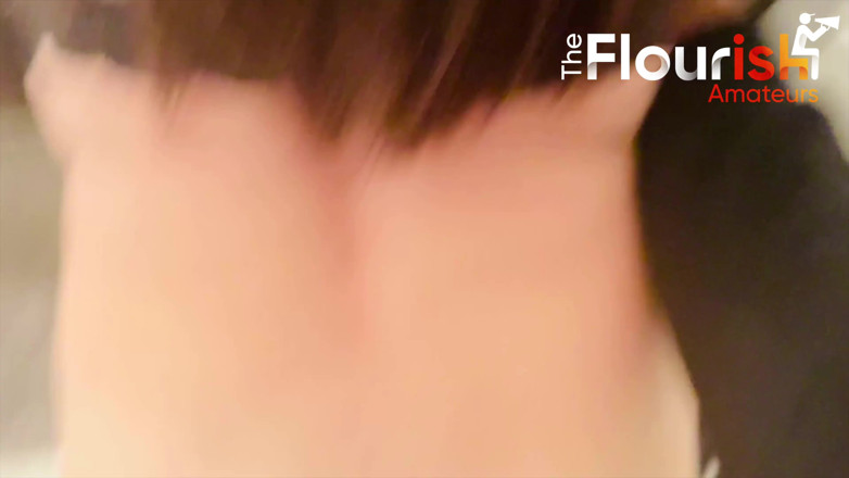 The Flourish XXX: Брік Каммінгс і мамка Сюзанна Холлі у ванній кімнаті від першої особи
