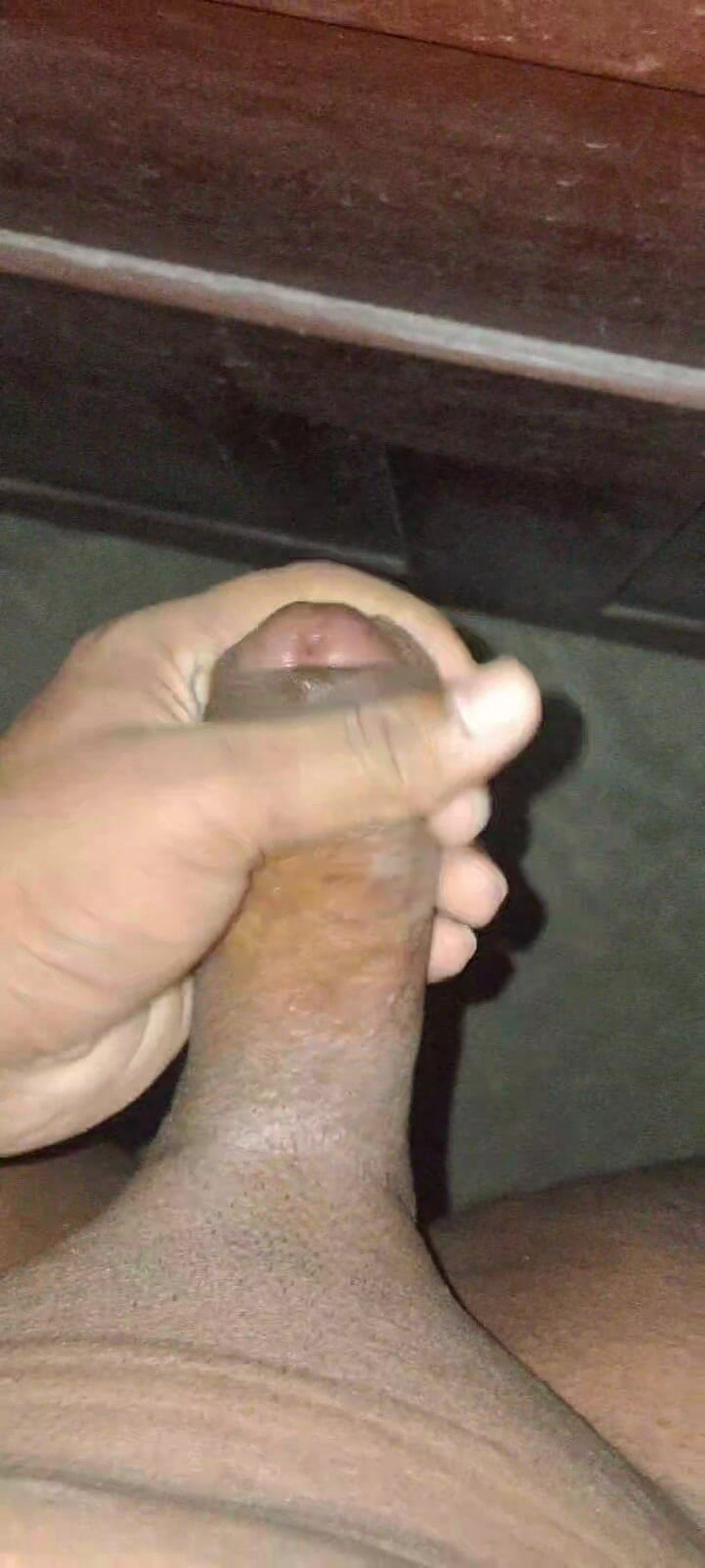 Rajveer Bhumihar: 침대에 누워 있는 인도의 젊은 남자, 그리고 그의 큰 페니스쇼.