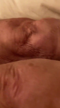 继母ann给最好的撸管指挥，并在她性感的脚和脚趾上获得大量精液