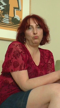 นมใหญ่ MILF ผมแดงค่อยๆยัดของเล่นเซ็กส์เข้าไปในหีอย่างทะนุถนอม