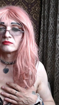 Travestită, Promiscuă Webcam Fată Într-o Rochie De Menajeră Se Dezbracă Și...