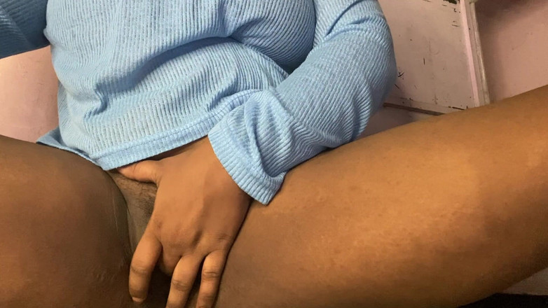 Angoori: Awek lucah kampung menjolok dirinya semasa berbual seks dalam panggilan...