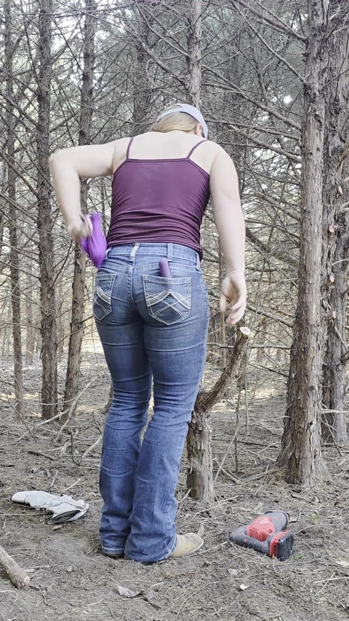 NaughtyRedFarmgirl: Roodharige neukt poesje in het bos en spuit overal