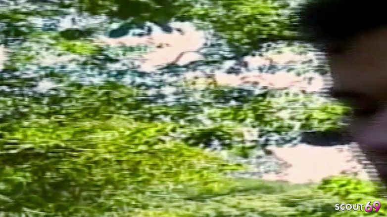 Shemale TS Collection: 金发变性人在树林里被偷偷地干她紧致的菊花