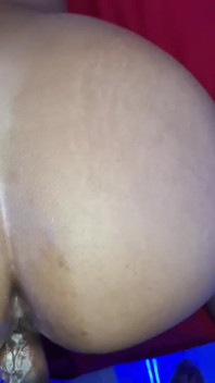 Chicas amordazadas con sus bragas, chupan la polla y se las follan juntas