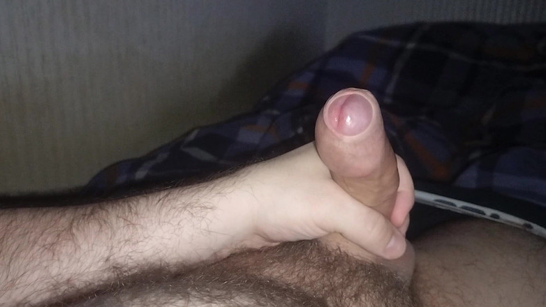 Uhri: Masturbazione sul letto e enorme sborrata sulla mia pancia pelosa