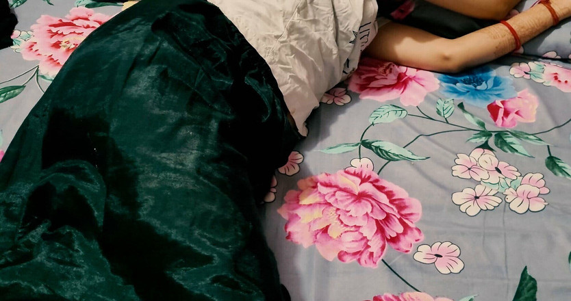 Roobi sharma: 德西村女孩自制的性爱4