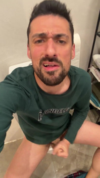 Papi Maduro Pajeandose En Baño Publico