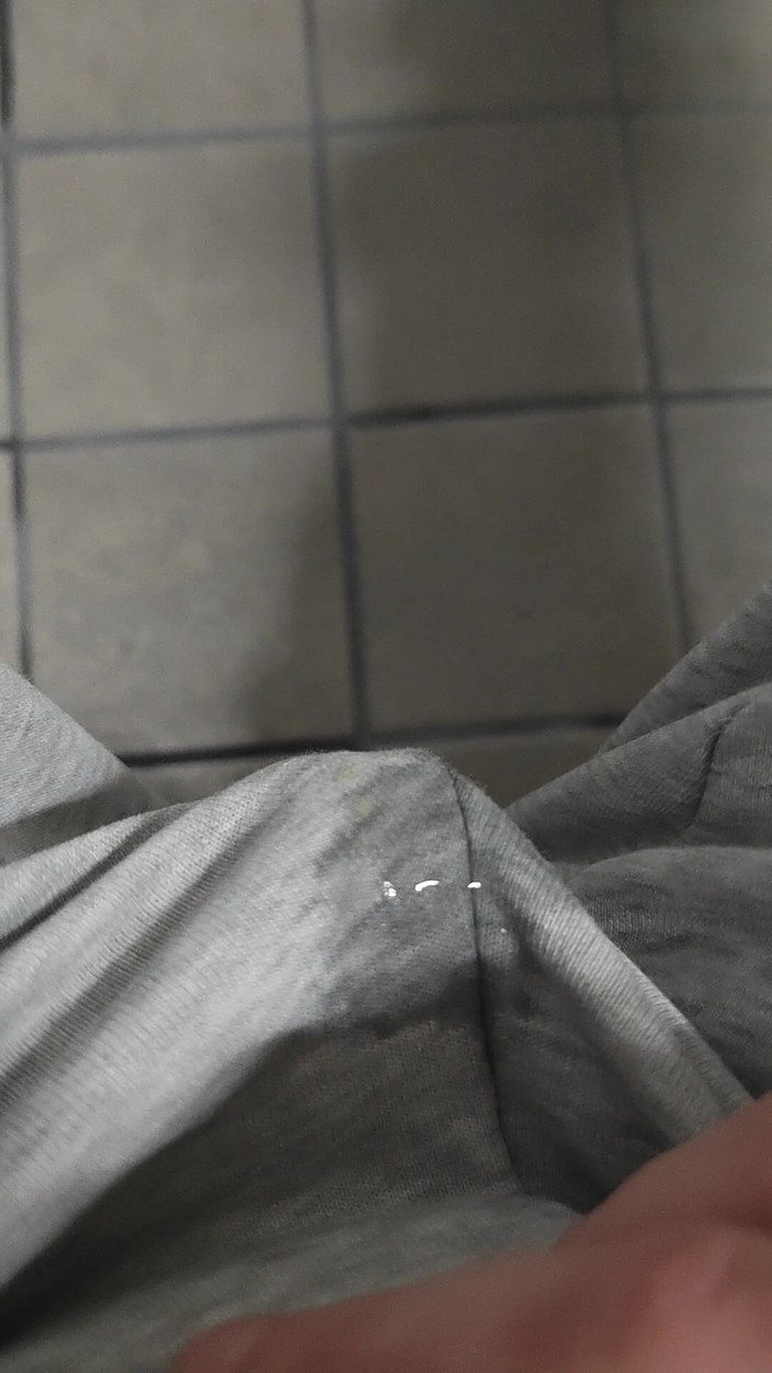 TwinkFelix: おしっこをして興奮しすぎて足が震え始めました