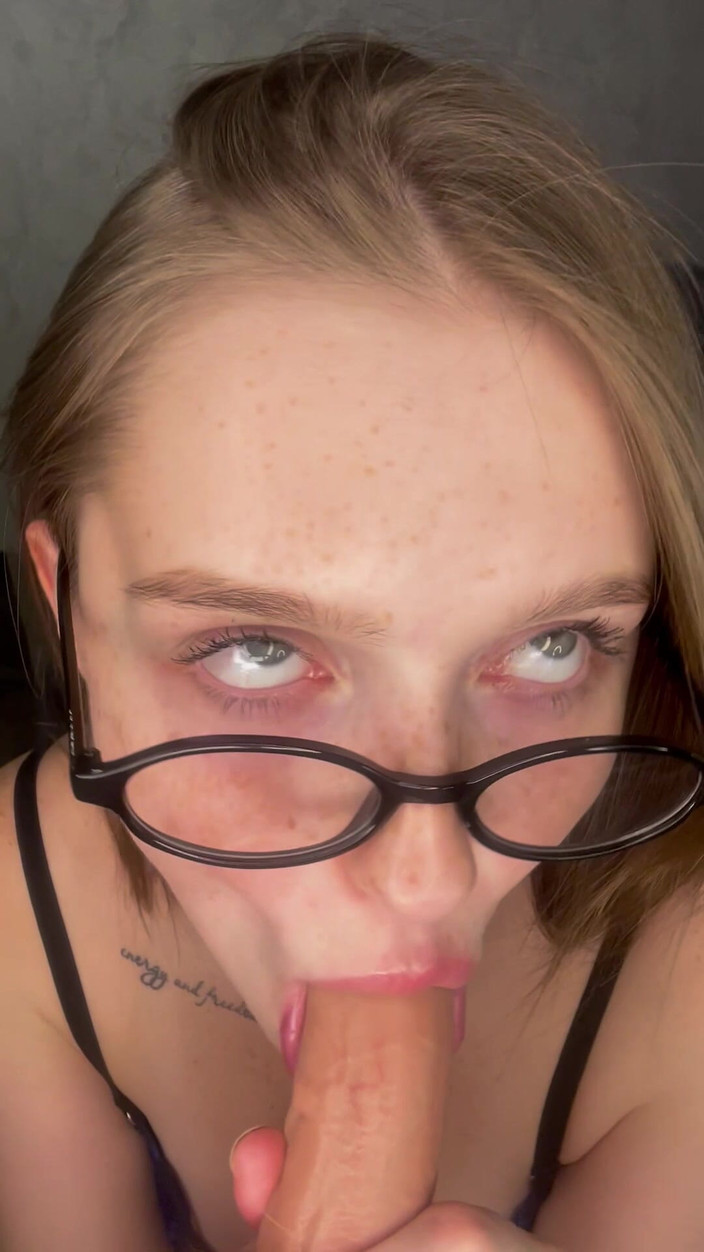 Lovelly_molly: Öğretmenin seninle flört ediyor ve berbat davranıyor